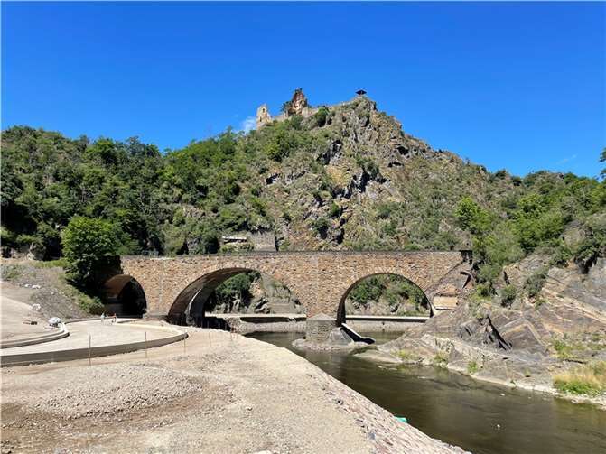Hochwasservorsorge: Keine Gegenstände im Ufergebiet lagern Zerstörte Brücke bei Altenahr, in Jahr nach der Flutkatastrophe. Foto: ROB