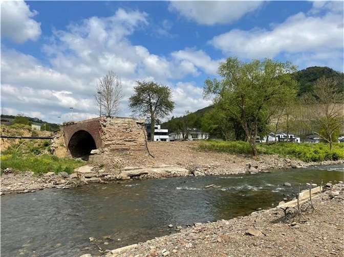 Zerstörte Brücke in Heppingen.  Foto: ROB