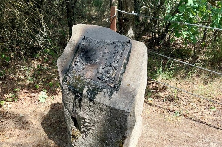 Zerstörte Hinweistafeln.