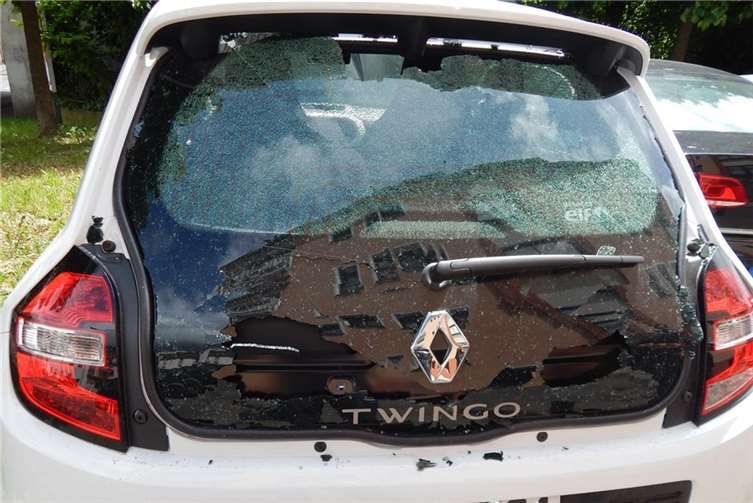 Zerstörten Heckscheibe eine weißen Renault Twingo. Fotos: Polizei