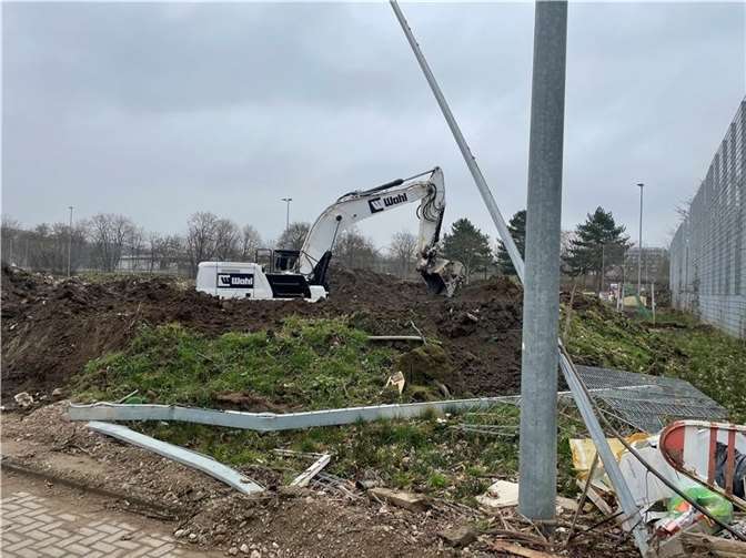 Sportplätze im Ahrtal: Noch viele Herausforderungen zu bewältigen Zerstörter Sportplatz in Bachem. Foto: ROB