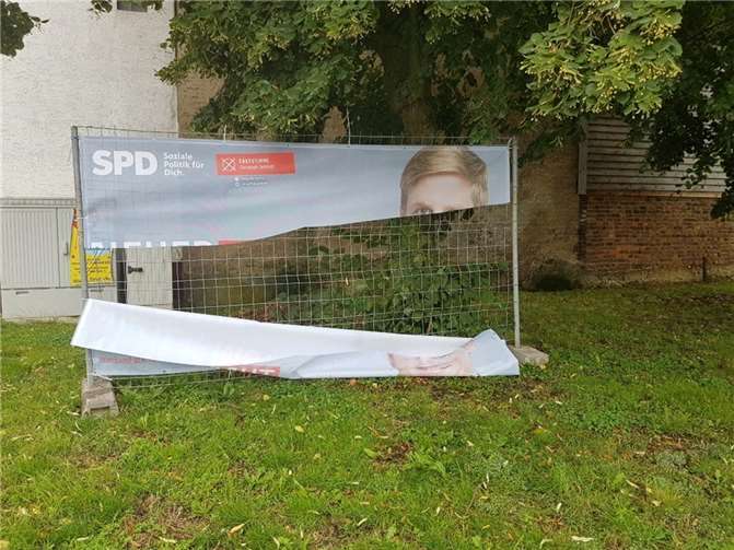 Zerstörtes Plakat in Karweiler.Fotos: privat