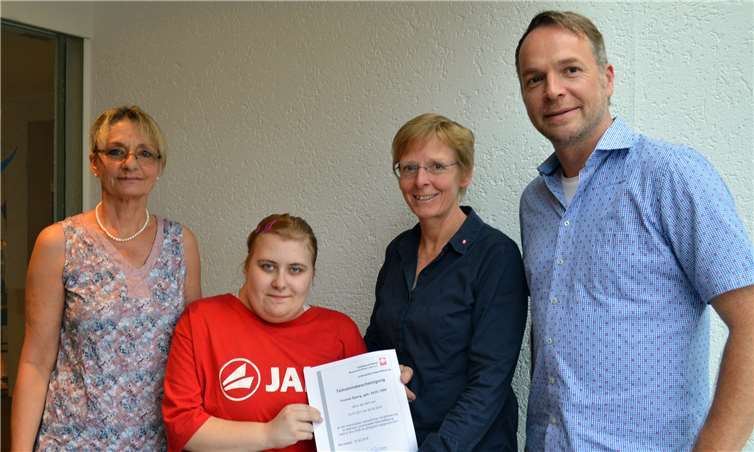 Zertifikatsübergabe im Caritas-Altenzentrum St. Josef in Arzbach: (von links) Einrichtungsleiterin Rita Schlageter, die neue Mitarbeiterin und erfolgreiche Teilnehmerin der UB-Maßnahme, Yvonne Spang, Viweca-Leiterin Dagmar Theis sowie Hendrik Bomers, Integrationsassistent von Viweca. Caritasverband Westerwald-Rhein-Lahn e. V.