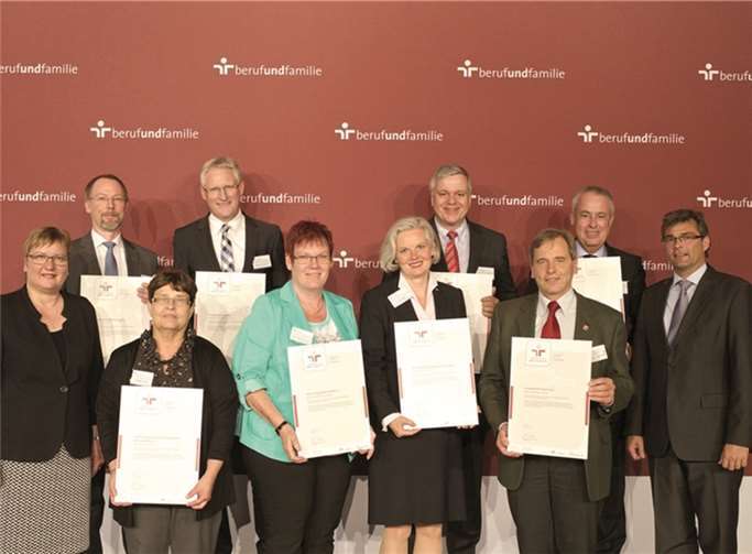 Zertifikatsverleihung in Berlin: Rechts eben Iris Gleicke, Parlamentarische Staatssekretärin beim Bundeswirtschaftsminister (vordere Reihe – unten li.) steht die Vorstandsvorsitzende des Verein Elisabeth Lauter. privat