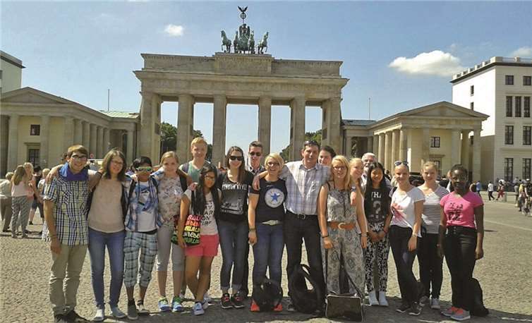 Zeugen der deutschen Vergangenheit: die Jugendlichen vor dem Brandenburger Tor. privat