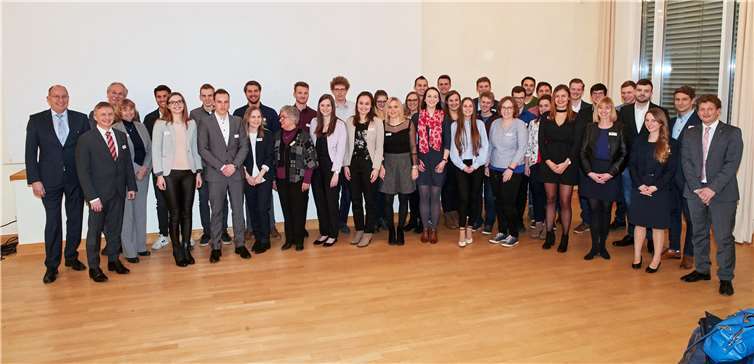 Zeugnisübergabe der 31 dual Studierenden.IHK Koblenz / Sascha Ditscher