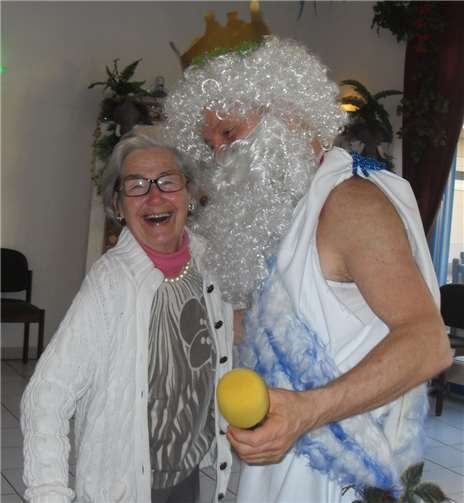 Zeus schunkelt mit einer Besucherin.