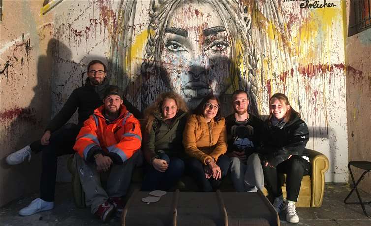 Zeynep Begen (3. von rechts) und Johannes Schäfer (1. von links) gemeinsam mit den Künstlern sowie weiteren Besuchern. Foto: privat