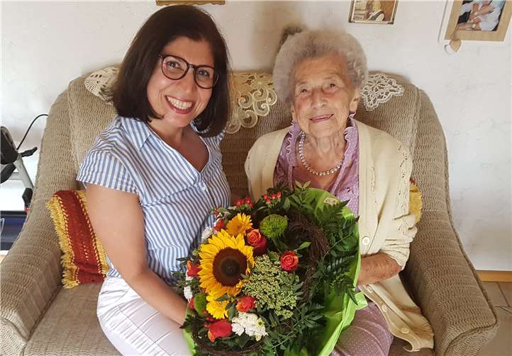 Zeynep Begen überreichte Rosa Woitschek zum Geburtstag einen BlumenstraußFoto: privat