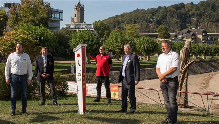 Ziehen an einem Strang (v.l.): Erik Müller, Vorsitzender DLRG Andernach, Ralf Bogler, Präsident DLRG Landesverband Rheinland-Pfalz, Andreas Mihm, Björn-Steiger-Stiftung, Bürgermeister Claus Peitz und Michael Seimetz, DLRG Andernach.Foto: privat
