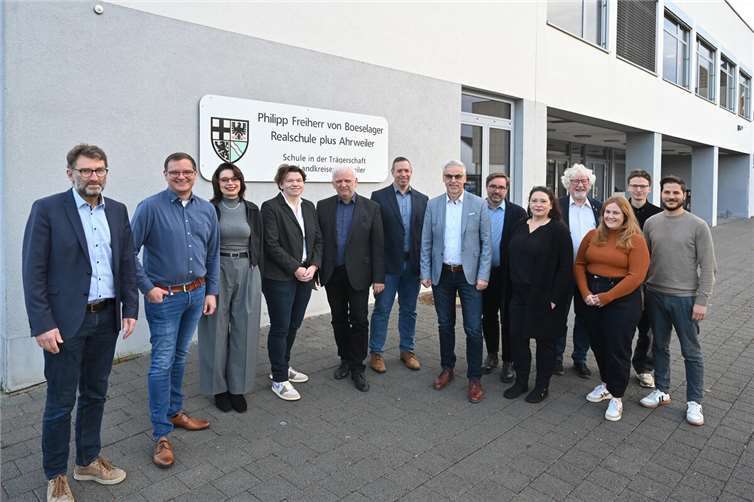 Ziehen beim Aufbau an einem Strang: Die Verwaltung zusammen mit den betroffenen Schulleitungen und dem Planungs- sowie Architekturbüro. Foto: Ahr-Foto / Kreisverwaltung Ahrweiler.  Foto: Kreisverwaltung Ahrweiler