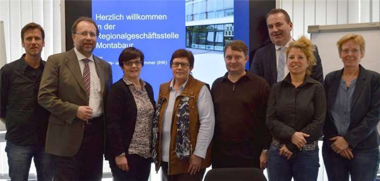 Ziehen gemeinsam an einem Strang: Die Vertreter der Werkstätten und Unterstützer der Integrationsinitiative (von links): Thorsten Biester (Stiftung Scheuern), Richard Hover (IHK Koblenz, Geschäftsstelle Montabaur), Christa Görg (Kreisverwaltung Westerwald), Edeltrud Bode (Agentur für Arbeit Montabaur), Patrik Steinebach (Lebenshilfe Limburg gGmbH), Armin Gutwald (Caritas-Werkstätten Westerwald-Rhein-Lahn), Claudia Müß (Kreisverwaltung Rhein-Lahn) und Dagmar Theis (Caritas-Werkstätten Westerwald-Rhein-Lahn). privat