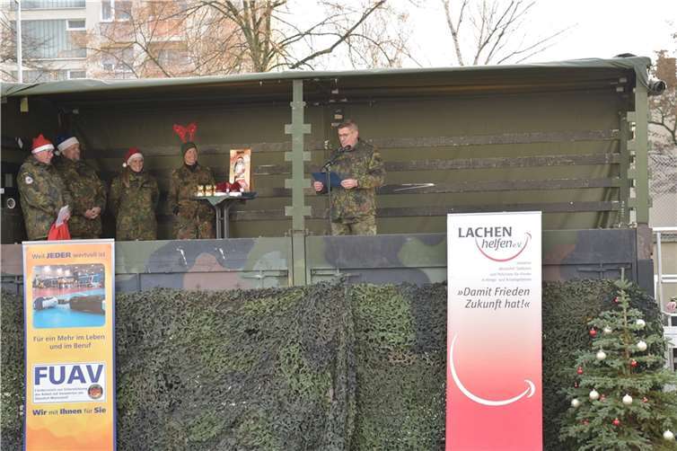 Ziehung der Hauptpreise: GSA Dr. Norbert Weller, OSA Dr. Mareike Eisele Breitenreiter, Fw Simone Langen, OTL Stephan Wüsthoff und Peter Olf. Quelle: Lachen Helfen e.V.