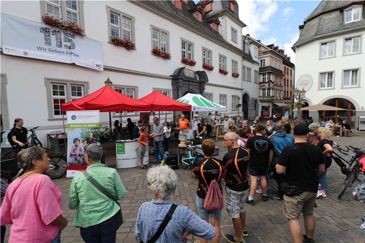 Ziehung der Lose vor dem gespannten Publikum. Foto: FOTOGRAFIE Olaf Schepers