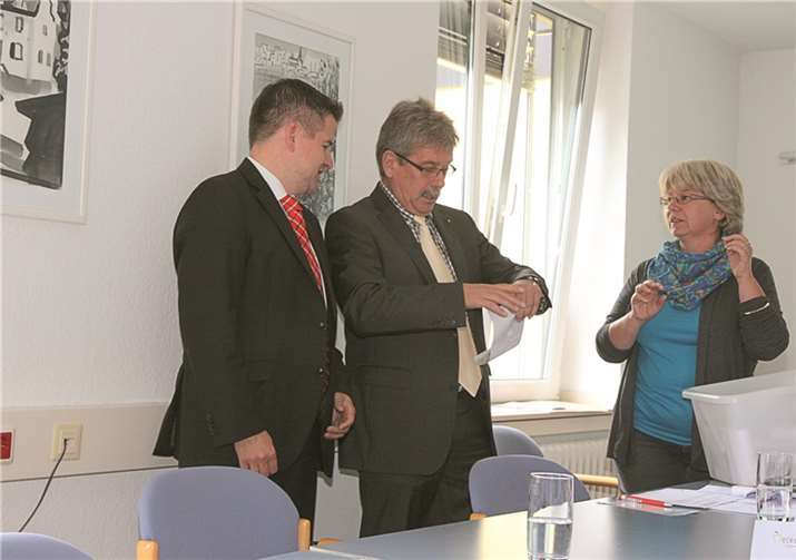 Ziehung der Preisträger des diesjährigen Bürger-Quiz (v.l.): Holger Jung, Peter Frings und Bettina Hihn.