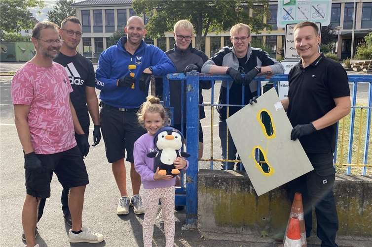Ziel der Aktion ist es, den Kindern visuelle Anhaltspunkte zu bieten, wo sie sicher stehen und die Straße überblicken können, bevor sie diese überqueren. Foto: Förderverein der Grundschule Miesenheim