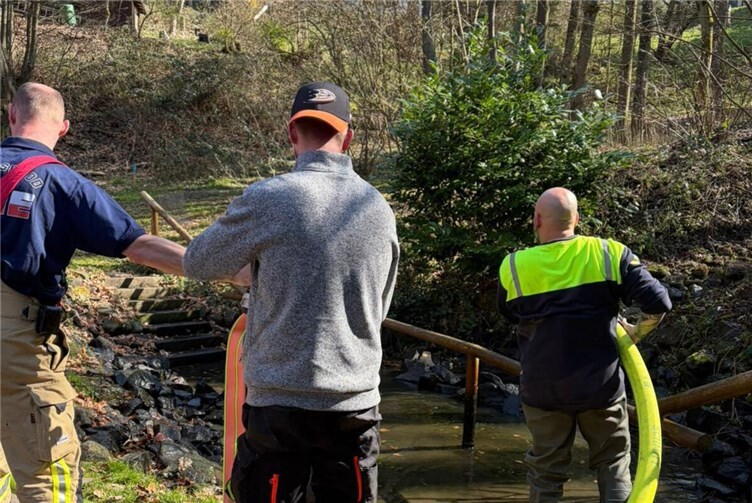 Ziel der Aktion war es, das Wassertretbecken von Schlamm, Laub und Ablagerungen zu befreien, um die Anlage rechtzeitig für die kommende Saison wieder in einen einladenden Zustand zu versetzen.