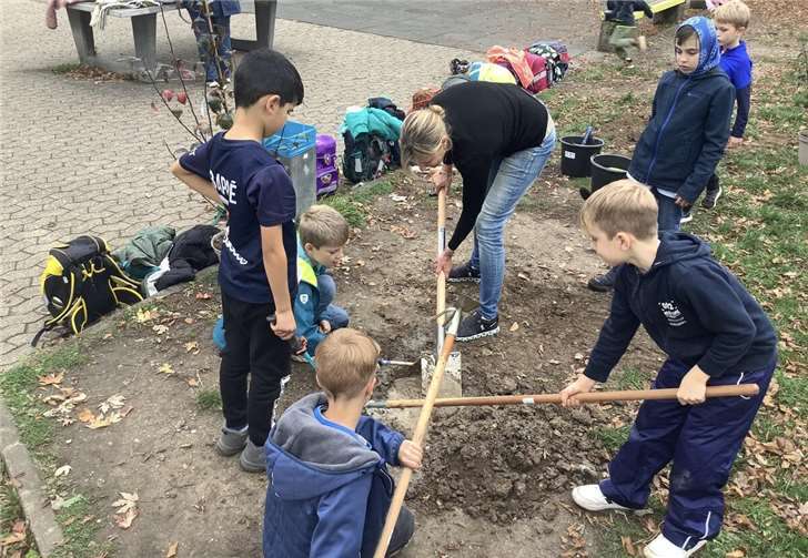 Ziel der Pflanzaktion war es, den Kindern die Bedeutung von Bäumen und Sträuchern für die Umwelt näherzubringen.Foto: EGS Meckenheim
