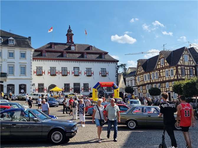 Ziel der in Sinzig gestarteten Barbarossa-Classicsfür Old- und Youngtimer war der Linzer Marktplatz. Fotos: AWi