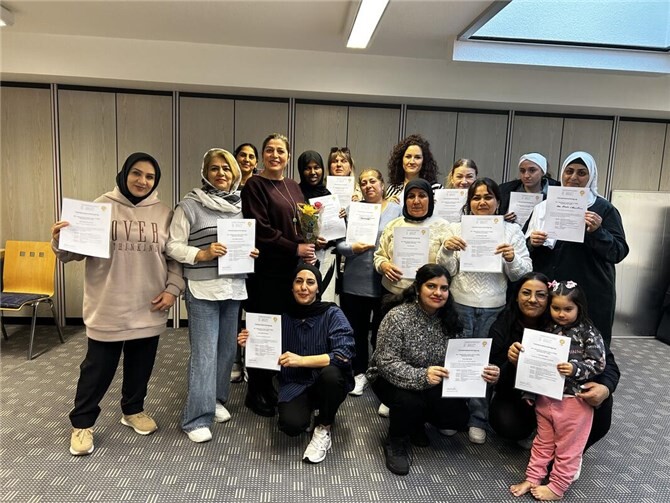 Ziel des Angebots ist es Frauen mit Migrations- und Fluchtgeschichte zusammenzubringen, zu stärken und gemeinsam mit- und voneinander zu lernen. In Linz (Rhein) steht das Erlernen der deutschen Sprache, aber auch Themen wie Kindererziehung oder Konflikte in der Familie im Fokus.  Foto: UTAMARA e.V.