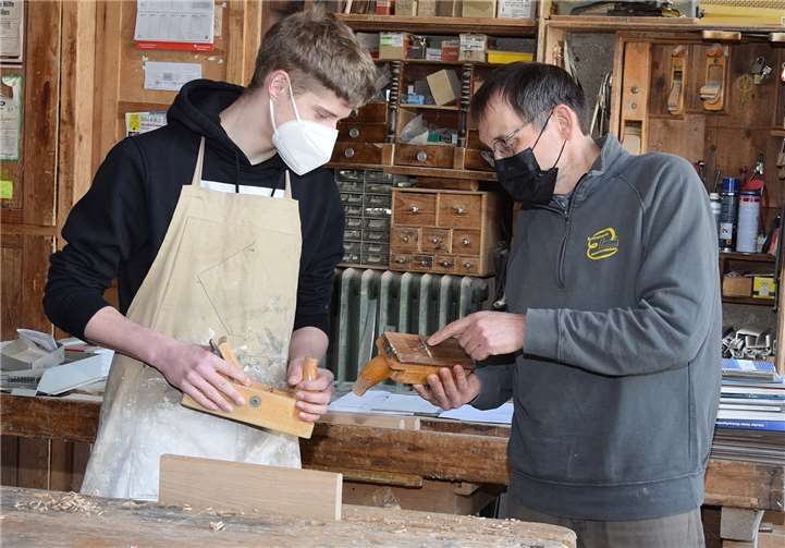 Ziel des Bundesprogramms ist es, gerade dem Corona-bedingten Minus bei den Ausbildungsverhältnissen entgegen zu wirken und das Handwerk bei der Fachkräftesicherung zu unterstützen - im Bild die Schreinerei Eisenschneider in Idar-Oberstein, die über Praktika Jugendliche als Lehrlinge gewinnen möchte. Foto: HwK Koblenz