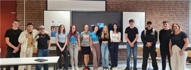 Ziel des Marktes der Berufe ist es, den Schülern die Möglichkeit zu geben, Berufe auszuprobieren und zu erleben, um Entscheidungen für ihren Praxistag und möglicherweise auch für zukünftige Ausbildungen zu treffen. Foto: VG Weißenthurm / Katrin Lyding