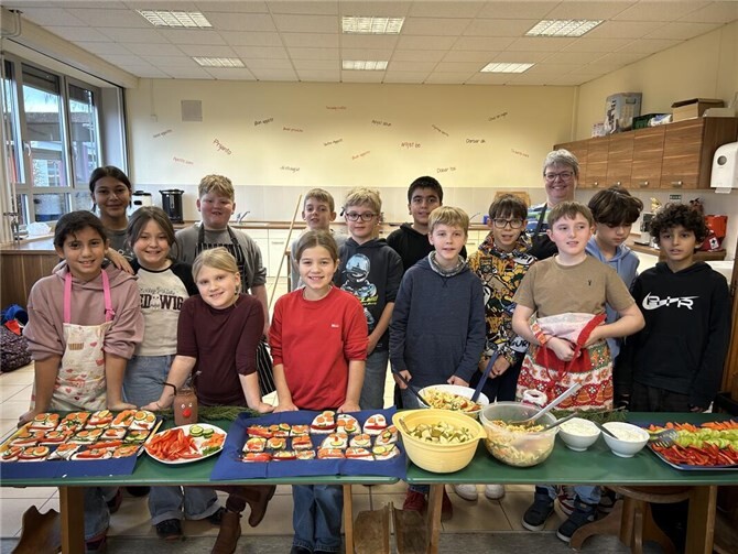 Ziel war es, den Kindern grundlegendes Wissen über gesunde Ernährung, Küchenhygiene und den sicheren Umgang mit Küchengeräten zu vermitteln.  Foto: Carina Rüth