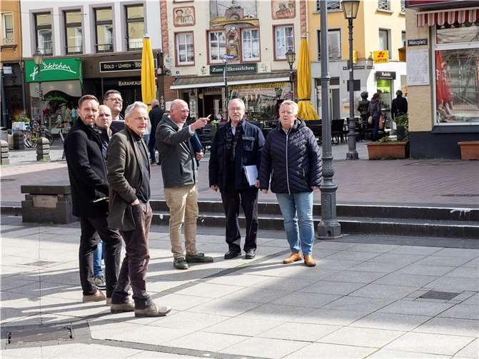 Ziel war es mit „offenen Augen“ zu einem Austausch über Fragen der Sicherheit, Ordnung und Attraktivitätssteigerung im öffentlichen Raum zu kommen um den lebenswerten Charakter der Altstadt weiter zu verbessern. Foto: Hermann Schäfer