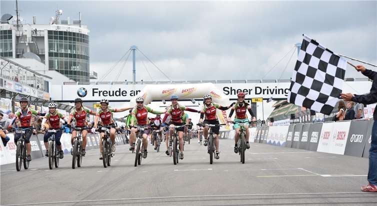 Zieleinfahrt beim 24-Stunden-Rennen Mountainbike