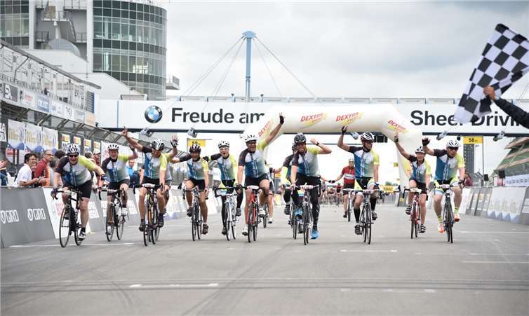 Zieleinfahrt beim 24-Stunden-Rennen Roadbike -Markus Stera