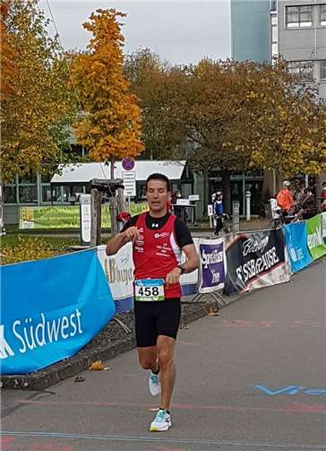 Zieleinflauf von Timo Bertram beim Halbmarathon in Föhren.