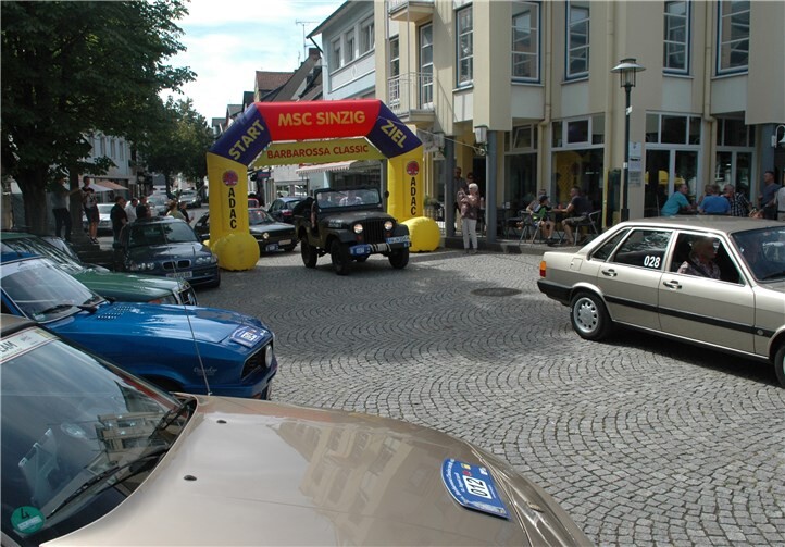 Zieleinlauf: Ab 15 Uhr trudelten die Oldtimer nach und nach auf dem Kirchplatz ein.