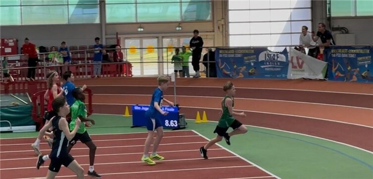 Zieleinlauf David Liebich (rechts in Grün) nach dem 0m-Finale.Foto: Rike Liebich