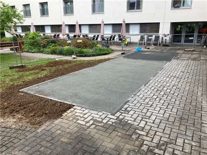 Zieleinlauf: Nachdem noch drei Tonnen Feinsplitt auf der Bahn verteilt und von Hand festgewalzt wurden, ist die Boule-Bahn fertig. Eine echte Meisterleistung!