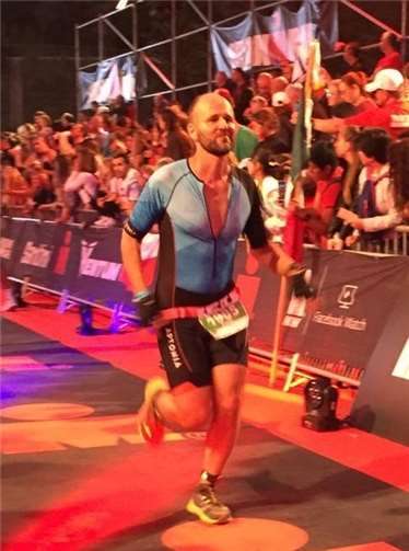 Zieleinlauf: Sven Dau finishte beim Ironman Barcelona in neuer Bestzeit von 10:56:58 Std.! Für den Marathonkurs benötigte er zum Abschluss 4:03:40 Std.