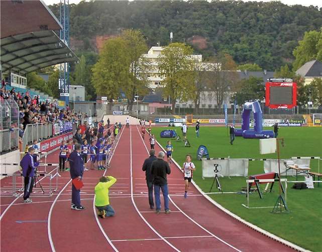 Zieleinlauf im 800 m-Lauf mit Lennart Mohr, gefolgt von Jakob Jahn und Lucas Raueiser. privat