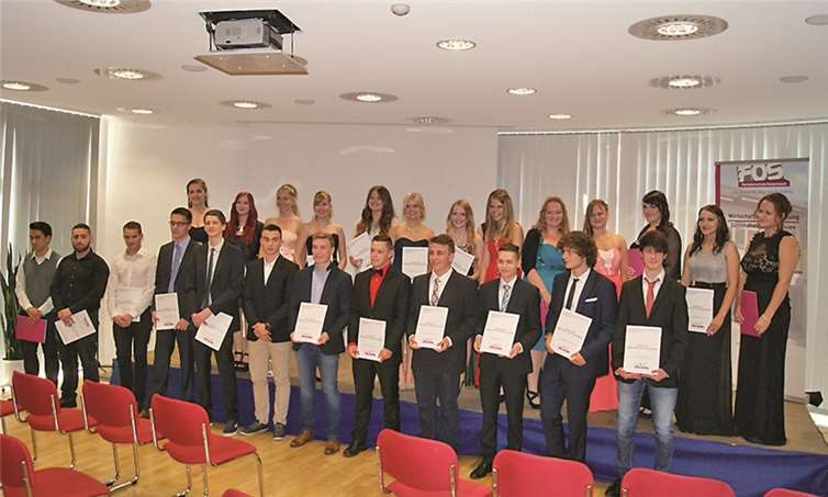 Ziellinie überschritten: Die  Absolventen freuen sich über ihr Fachhochschulreifezeugnis.privat