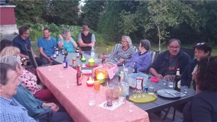Zielpunkt des „Vocale“-Wandertags war Catrins Garten, wo bereits einige „Fußkranke“ warteten, und die Würstchen das Schwitzen begonnen hatten, angeheizt von Grillmeister Aaron. Der Gastgeberin gedankt, saßen die Teilnehmer gemütlich bei leckerem Essen und einer sehenswerten Bierauswahl in sehr gemütlicher Runde beisammen. Fotos: privat