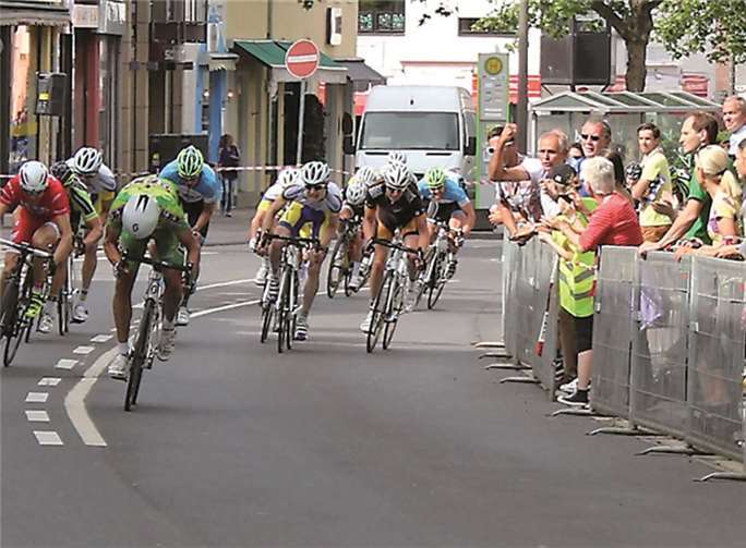 Zielsprint der Führungsgruppe im Hauptrennen 2013. privat