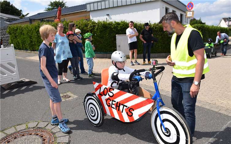 Ziemlich aufgeregt warteten die Kinder ihn ihren Seifenkisten auf den Start.