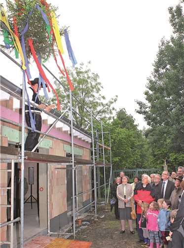 Zimmermann Cristoforo Taglieri sprach den traditionellen Richtspruch und erhob das Glas als Segenswunsch für das neue Bürgerhaus. Auch eine Gruppe des nahen Kindergartens „Sausewind“ war gekommen.