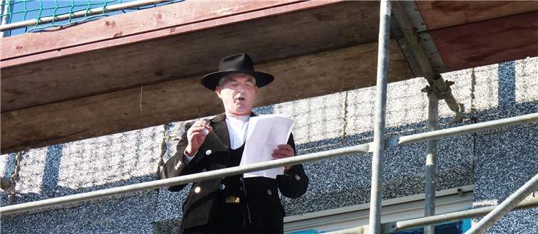 Zimmermann Florin Stoll verkündete den Richtspruch aus schwindelerregender Höhe.