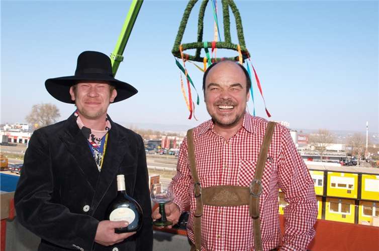 Zimmermann Maik Knop und Burkhard Ries, ein Franke in Lederhose, nahmen traditionell den Richtspruch vor und ließen dem Glück freien Lauf.