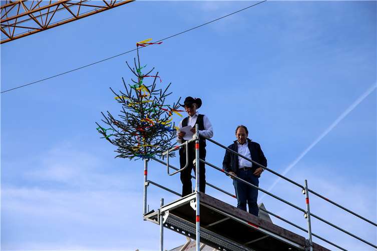 Zimmermann Peter Klipper sandte gemeinsam mit Ortsbürgermeister Paul Kreber traditionelle Worte vom Dach des Bürgerzentrums.