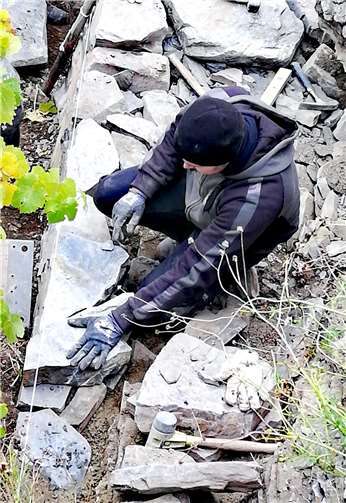 Zirka acht Tonnen Grauwacke wurden im Trockenmauerbaukurs in Winningen verarbeitet.