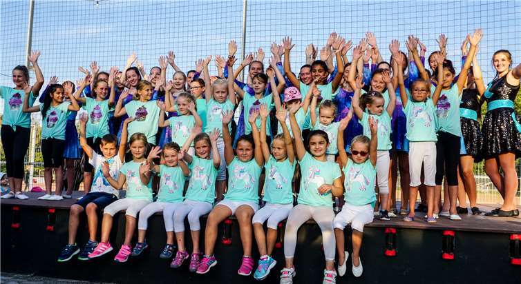 Zirka fünfzig Akteure von vier bis 40 Jahreüberraschten die Besucher mit einem gemeinsamen Tanz. Foto EP