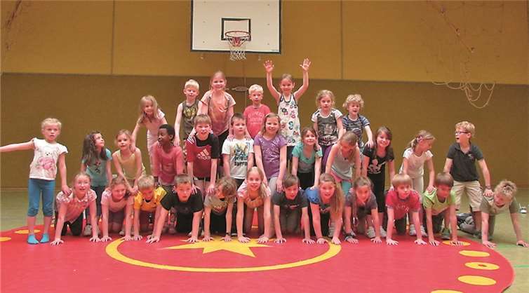 Zirkus in der Schule - Jonglieren, Fakir-Tricks und Akrobatik - jeder ging mit einem Erfolgserlebnis nach Hause.privat