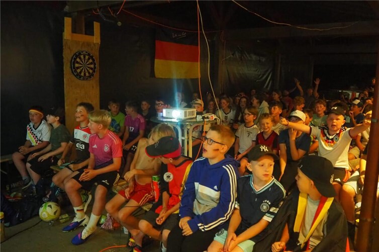 Zittern und Hoffen bis zum Schluss: Die Zeltlagergemeinschaft fiebert beim Public Viewing mit der deutschen Mannschaft mit, auch wenn es diesmal nicht zum Sieg reichte.