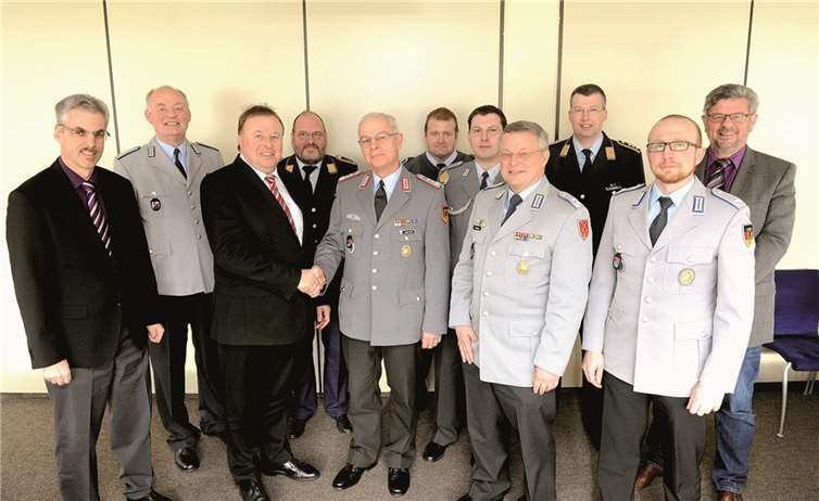 Zivil-militärische Zusammenarbeit: Erwin J. Mattes (5.v.l.), Dr. Jürgen Pföhler (3.v.l.), Harald Trinkaus (4.v.r.) sowie Soldaten des Kreisverbindungskommandos und Mitarbeiter der Kreisverwaltung. Kreisverwaltung Ahrweiler