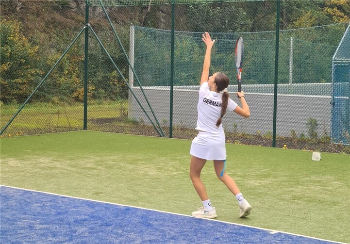 Zoe Bleffert beim Aufschlag.  Foto:privat